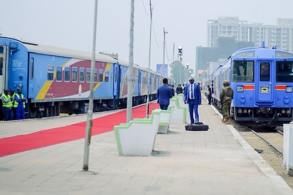 mercins_k's tweet photo. @rkitsita image 1 : Nouveau train inauguré au Congo (2026)
Image 2 : Ancien Train (RER A inauguré en 1990) 
Les congolais ne sont pas exigeant avec leurs dirigeants ! https://t.co/ZmEeGh0KKg