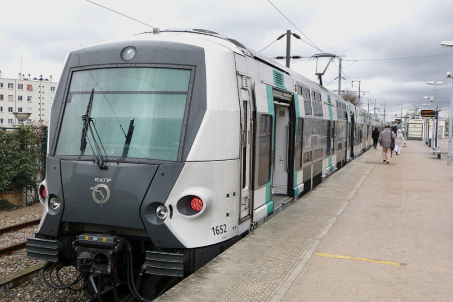 mercins_k's tweet photo. @rkitsita image 1 : Nouveau train inauguré au Congo (2026)
Image 2 : Ancien Train (RER A inauguré en 1990) 
Les congolais ne sont pas exigeant avec leurs dirigeants ! https://t.co/ZmEeGh0KKg