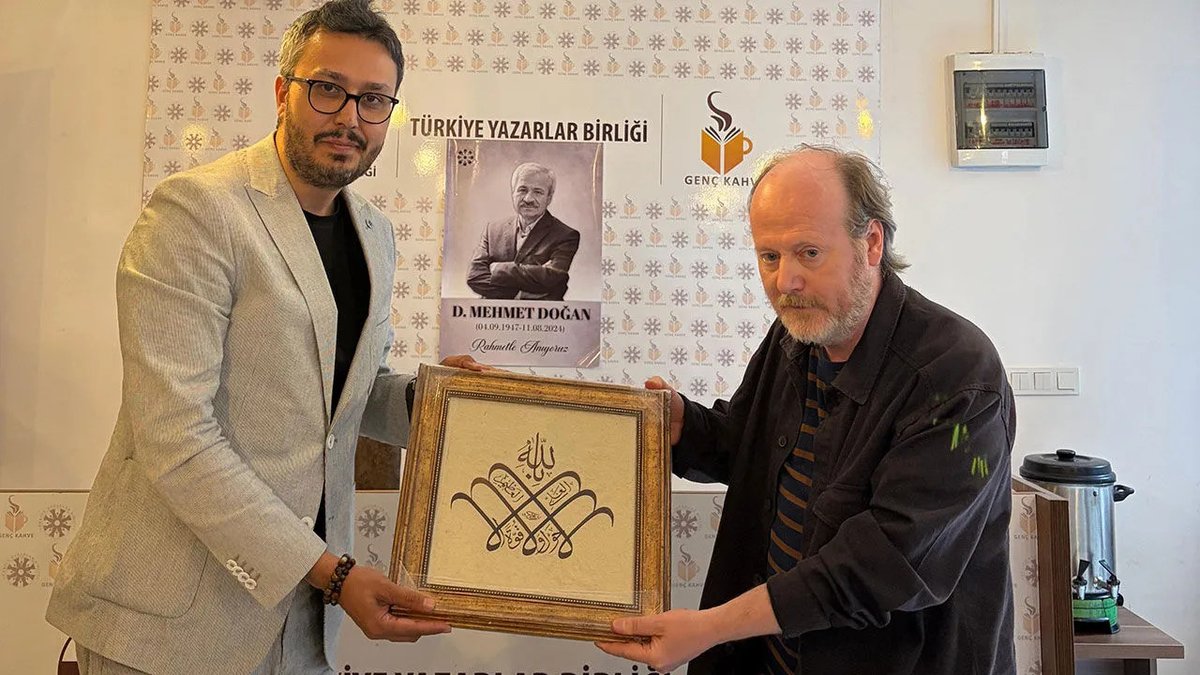 TYB1978's tweet photo. Gökhan Özcan, Kağıt Ev’de yazının sessiz yolculuğunu anlattı.

Türkiye Yazarlar Birliği'nin büyük ilgi gören "Kağıt Ev Yazar Söyleşileri"nin son konuğu yazar Gökhan Özcan oldu. 
https://t.co/qCZViD7oSi https://t.co/kT5drDKsqD