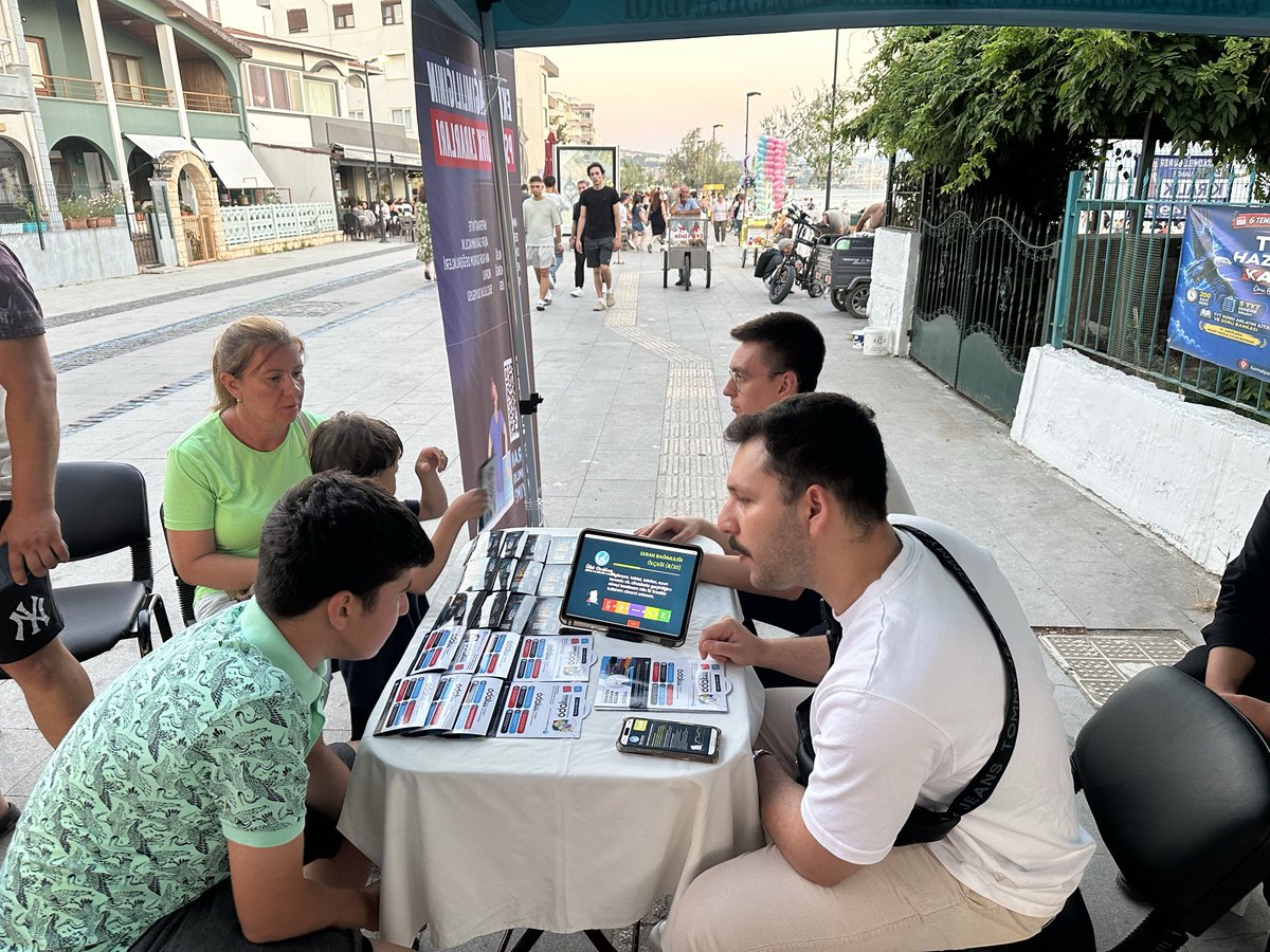 canakkaleocak's tweet photo. Ülkü Ocakları Genel Merkezimiz tarafından hazırlanan ekran bağımlılığı ile mücadele farkındalık çalışmasını, Ülkü Ocakları Çanakkale İl Başkanlığı olarak standımızda tanıttık. https://t.co/PUjR5Ijssf