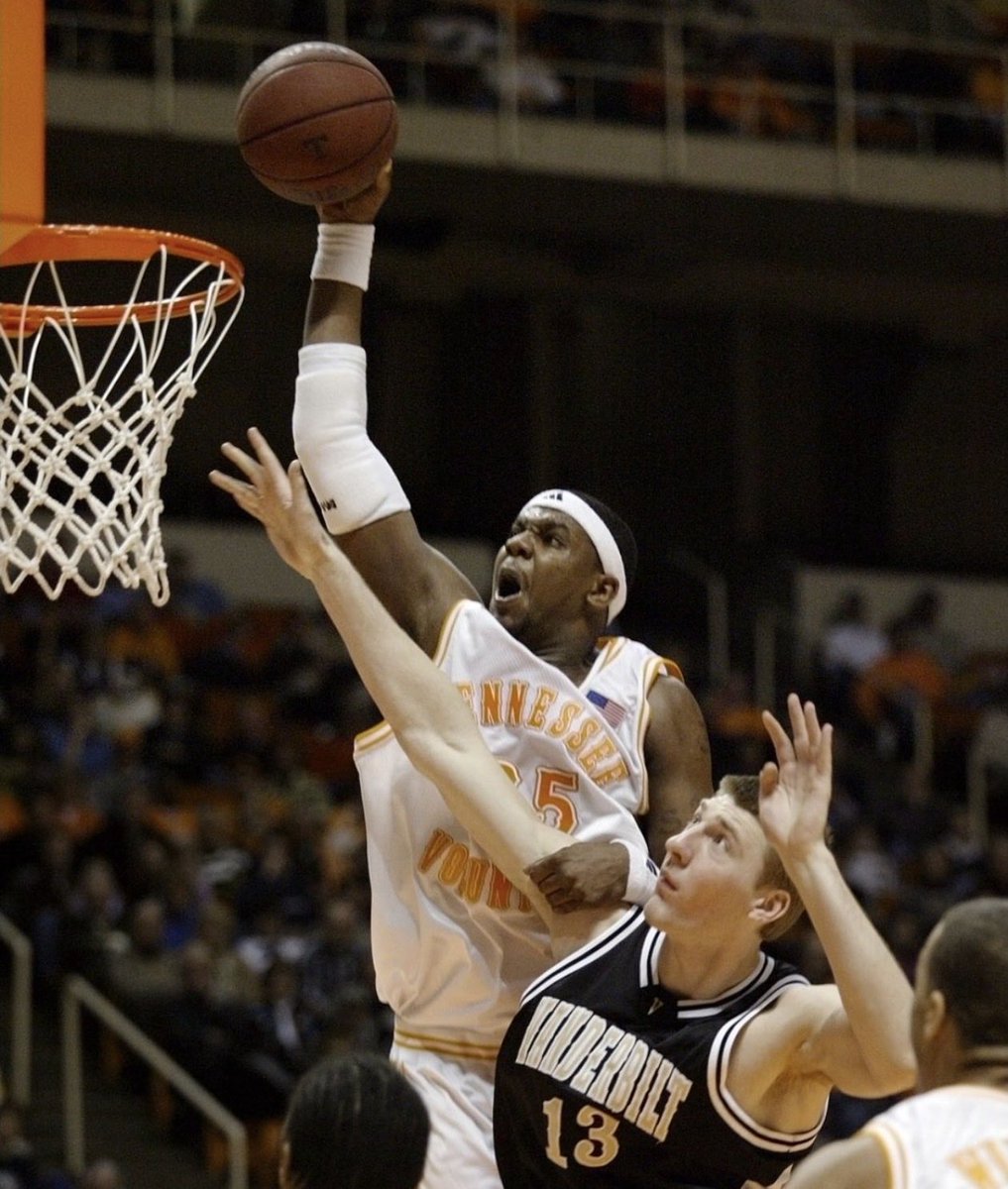 WISEVOLFAN's tweet photo. @TheRonSlay Happy Birthday to one of the all-time VFL’s! #LockTheDoor #VandyKilla #GetOffMe https://t.co/J7IuZco6sH