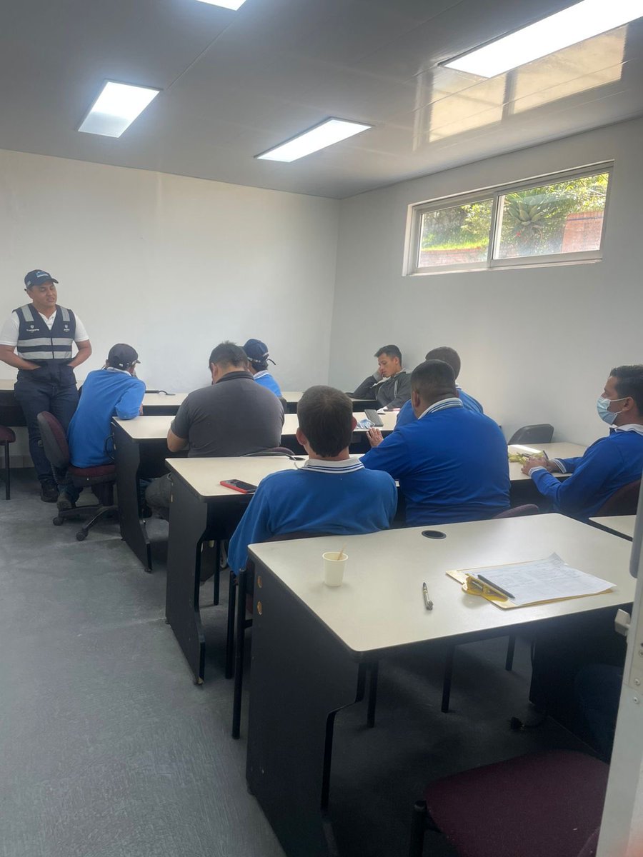 ansvcol's tweet photo. 🏍️📚 La #ANSV continúa en #Pamplona, #NorteDeSantander, promoviendo la seguridad vial con una capacitación para las y los motociclistas de la Facultad de Ingeniería de la Universidad de Pamplona.

A través de este espacio reforzamos buenas prácticas para una conducción responsable, el uso adecuado de los elementos de protección personal y la revisión preoperacional, contribuyendo a una movilidad más segura para todas y todos.