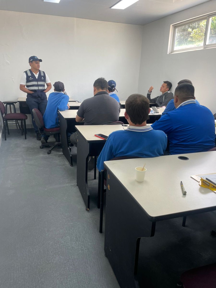 ansvcol's tweet photo. 🏍️📚 La #ANSV continúa en #Pamplona, #NorteDeSantander, promoviendo la seguridad vial con una capacitación para las y los motociclistas de la Facultad de Ingeniería de la Universidad de Pamplona.

A través de este espacio reforzamos buenas prácticas para una conducción responsable, el uso adecuado de los elementos de protección personal y la revisión preoperacional, contribuyendo a una movilidad más segura para todas y todos.