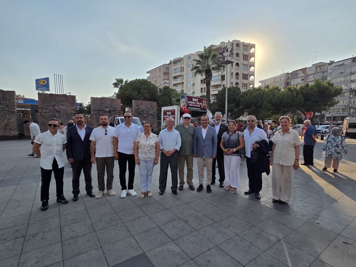 tolgagldiken1's tweet photo. İzmir İl Başkanımız Sayın Sinan Bezircilioğlu, Genel Başkan Yardımcılarımız Sayın Dr. Fikret Bayır ve Sayın Özcan Pehlivanoğlu, Bölge Teşkilat Başkanımız Sayın Mete Uzgur, İlçe başkanlarımız ve teşkilatlarımız,GİK üyelerimiz,kadın ve aile politikaları teşkilatımız ve tüm teşkilat üyelerimizin katılımları ile sahadayız, yurttaşımıza gerçekleri anlatamaya kararlıyız.
Birlik içinde Bilimin ışığında Yurtta ve Dünyada Barış ilkesi doğrultusunda Atatürk Çizgisinde Türk Milliyetçiliği fikriyatı tek gerçek ve kurtuluştur. İzmir'de Zafer Meşalesi Türk Yurdununu her zaman aydınlatacaktır.
#ZaferPartisi
@umitozdag @MSBezircilioglu @BayirFikret @O_PEHLIVANOGLU @MeteUzgur