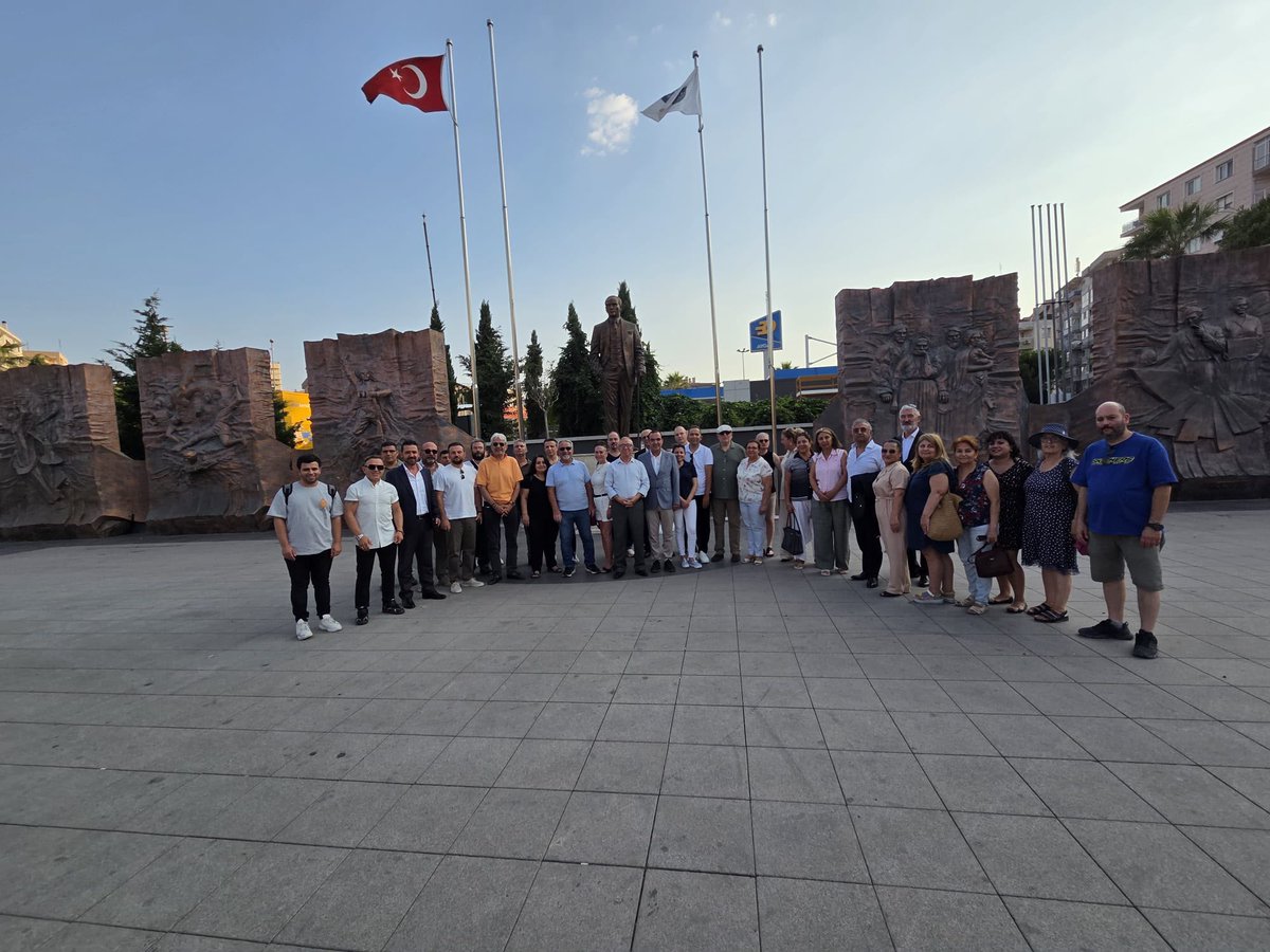 tolgagldiken1's tweet photo. İzmir İl Başkanımız Sayın Sinan Bezircilioğlu, Genel Başkan Yardımcılarımız Sayın Dr. Fikret Bayır ve Sayın Özcan Pehlivanoğlu, Bölge Teşkilat Başkanımız Sayın Mete Uzgur, İlçe başkanlarımız ve teşkilatlarımız,GİK üyelerimiz,kadın ve aile politikaları teşkilatımız ve tüm teşkilat üyelerimizin katılımları ile sahadayız, yurttaşımıza gerçekleri anlatamaya kararlıyız.
Birlik içinde Bilimin ışığında Yurtta ve Dünyada Barış ilkesi doğrultusunda Atatürk Çizgisinde Türk Milliyetçiliği fikriyatı tek gerçek ve kurtuluştur. İzmir'de Zafer Meşalesi Türk Yurdununu her zaman aydınlatacaktır.
#ZaferPartisi
@umitozdag @MSBezircilioglu @BayirFikret @O_PEHLIVANOGLU @MeteUzgur