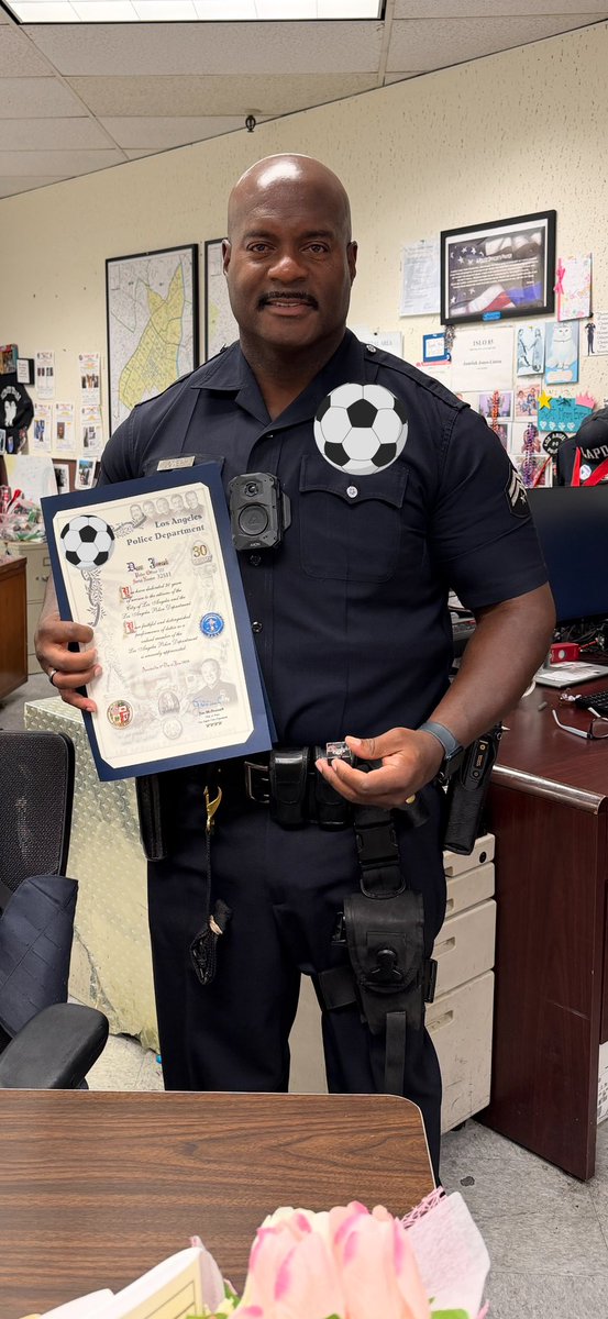 ofcrdeonjoseph's tweet photo. Got my 30 year pin from my agency today.  Cool beans. https://t.co/RPgwgD6hZx