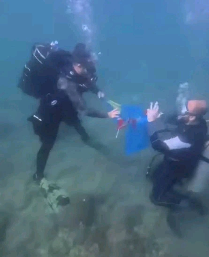SaymeTime's tweet photo. Un spectacle grandiose au cœur du fleuve Congo ! 🇨🇩
Dans une immersion aussi spectaculaire qu'inédite, des plongeurs européens ont rendu un hommage vibrant à la République Démocratique du Congo en déployant son drapeau national dans les profondeurs du majestueux fleuve Congo.
Ce face-à-face saisissant entre la force brute du deuxième plus grand fleuve du monde et le bleu azur, le jaune éclatant et le rouge flamboyant de l'étendard congolais offre des images d'une puissance rare. Un geste fort, symbole de fascination, de respect et de connexion profonde avec l'histoire et la nature grandiose de ce pays. Une célébration unique qui coupe le souffle ! 🌊💙❤️💛