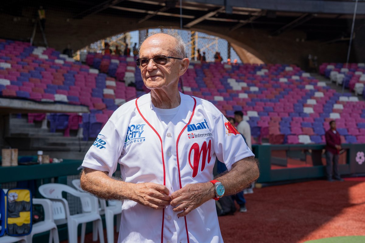 estadioyuva's tweet photo. ⚾️🤝 El beisbol también es encuentro, convivencia y comunidad.

El día de hoy se llevó a cabo un juego amistoso para seguir fomentando la unión y la pasión por el Rey de los Deportes junto con @alfredoharphelu, cuerpo ténico y directivas de @DiablosRojosMX + @GuerrerosOax 👹⚔️ https://t.co/PqQFQCi9I0