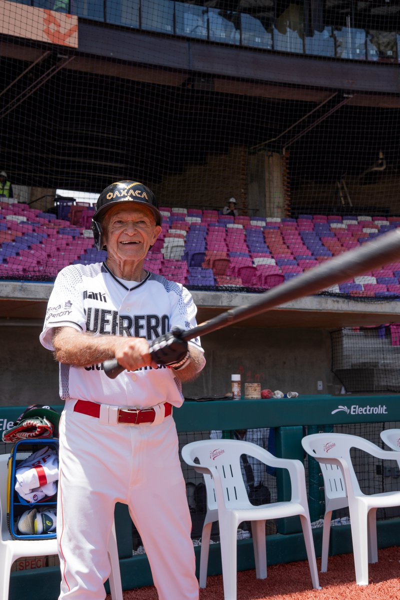 estadioyuva's tweet photo. ⚾️🤝 El beisbol también es encuentro, convivencia y comunidad.

El día de hoy se llevó a cabo un juego amistoso para seguir fomentando la unión y la pasión por el Rey de los Deportes junto con @alfredoharphelu, cuerpo ténico y directivas de @DiablosRojosMX + @GuerrerosOax 👹⚔️ https://t.co/PqQFQCi9I0