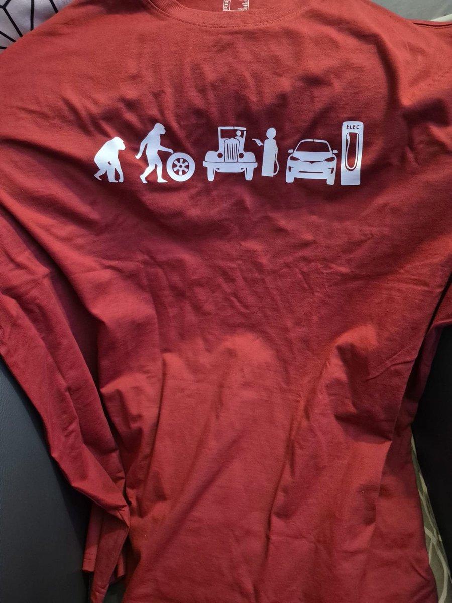 Monwifi_fr's tweet photo. T-shirt #Tesla fabriqué au #FabLab local avec Cricut. #Maker #loireatlantique https://t.co/x5LrcafF9c