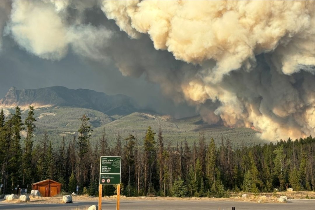 ABLabourToday's tweet photo. An independent review revealed that Danielle Smith "hindered firefighting efforts" during the devastating July 2024 Jasper wildfire. The report states that provincial officials disrupted local command lines by aggressively attempting to take control and flooding fire leaders with political inquiries during an active blaze.

What the hell was she thinking?😡
Danielle Smith is incompetent.
https://t.co/9IqIZfgQwG