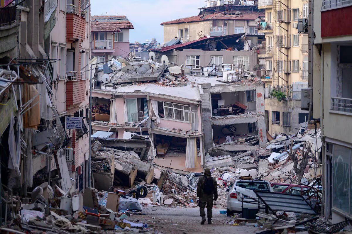 ramon_aular's tweet photo. TURQUÍA 2023 vs VENEZUELA 2026

Tras el terremoto en Turquía 🇹🇷 (febrero 2023), gran parte de la tragedia no se atribuyó solo a la fuerza del sismo, sino también a graves fallas en la construcción y en la supervisión de los edificios:

- Se abrieron miles de INVESTIGACIONES: en los primeros días, el Ministerio de Justicia creó fiscalías especiales para investigar los derrumbes. Inicialmente se investigó a más de 600 personas y, con el tiempo, el número de investigados aumentó hasta varios miles.  

- DETENCIONES Y ARRESTOS: entre los investigados había constructores, promotores inmobiliarios, ingenieros, supervisores técnicos e incluso propietarios de edificios. Algunos fueron detenidos cuando intentaban abandonar el país.

- CAUSAS JUDICIALES: para finales de 2025 se habían iniciado más de 2.500 procesos penales relacionados con edificios colapsados.

- CONDENAS: Varios contratistas y responsables de obras fueron declarados culpables y recibieron penas de prisión por negligencia grave relacionada con la muerte de cientos de personas.

Tras el terremoto en Venezuela 🇻🇪 (junio 2026), ya sabemos que:

- INVESTIGACIONES: cero
- DETENCIONES Y ARRESTOS: cero
- CAUSAS JUDICIALES: cero
- CONDENAS: cero.

Turquía 🇹🇷 febrero 2023