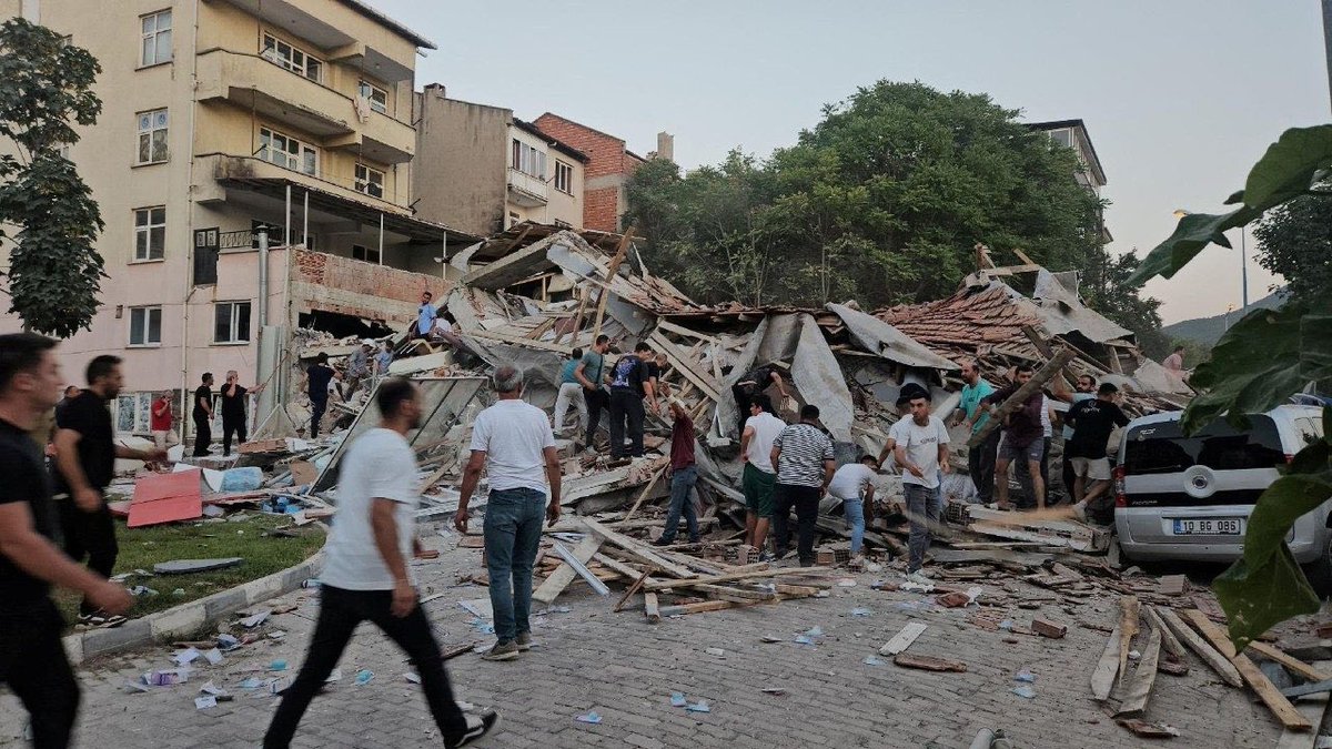ramon_aular's tweet photo. TURQUÍA 2023 vs VENEZUELA 2026

Tras el terremoto en Turquía 🇹🇷 (febrero 2023), gran parte de la tragedia no se atribuyó solo a la fuerza del sismo, sino también a graves fallas en la construcción y en la supervisión de los edificios:

- Se abrieron miles de INVESTIGACIONES: en los primeros días, el Ministerio de Justicia creó fiscalías especiales para investigar los derrumbes. Inicialmente se investigó a más de 600 personas y, con el tiempo, el número de investigados aumentó hasta varios miles.  

- DETENCIONES Y ARRESTOS: entre los investigados había constructores, promotores inmobiliarios, ingenieros, supervisores técnicos e incluso propietarios de edificios. Algunos fueron detenidos cuando intentaban abandonar el país.

- CAUSAS JUDICIALES: para finales de 2025 se habían iniciado más de 2.500 procesos penales relacionados con edificios colapsados.

- CONDENAS: Varios contratistas y responsables de obras fueron declarados culpables y recibieron penas de prisión por negligencia grave relacionada con la muerte de cientos de personas.

Tras el terremoto en Venezuela 🇻🇪 (junio 2026), ya sabemos que:

- INVESTIGACIONES: cero
- DETENCIONES Y ARRESTOS: cero
- CAUSAS JUDICIALES: cero
- CONDENAS: cero.

Turquía 🇹🇷 febrero 2023