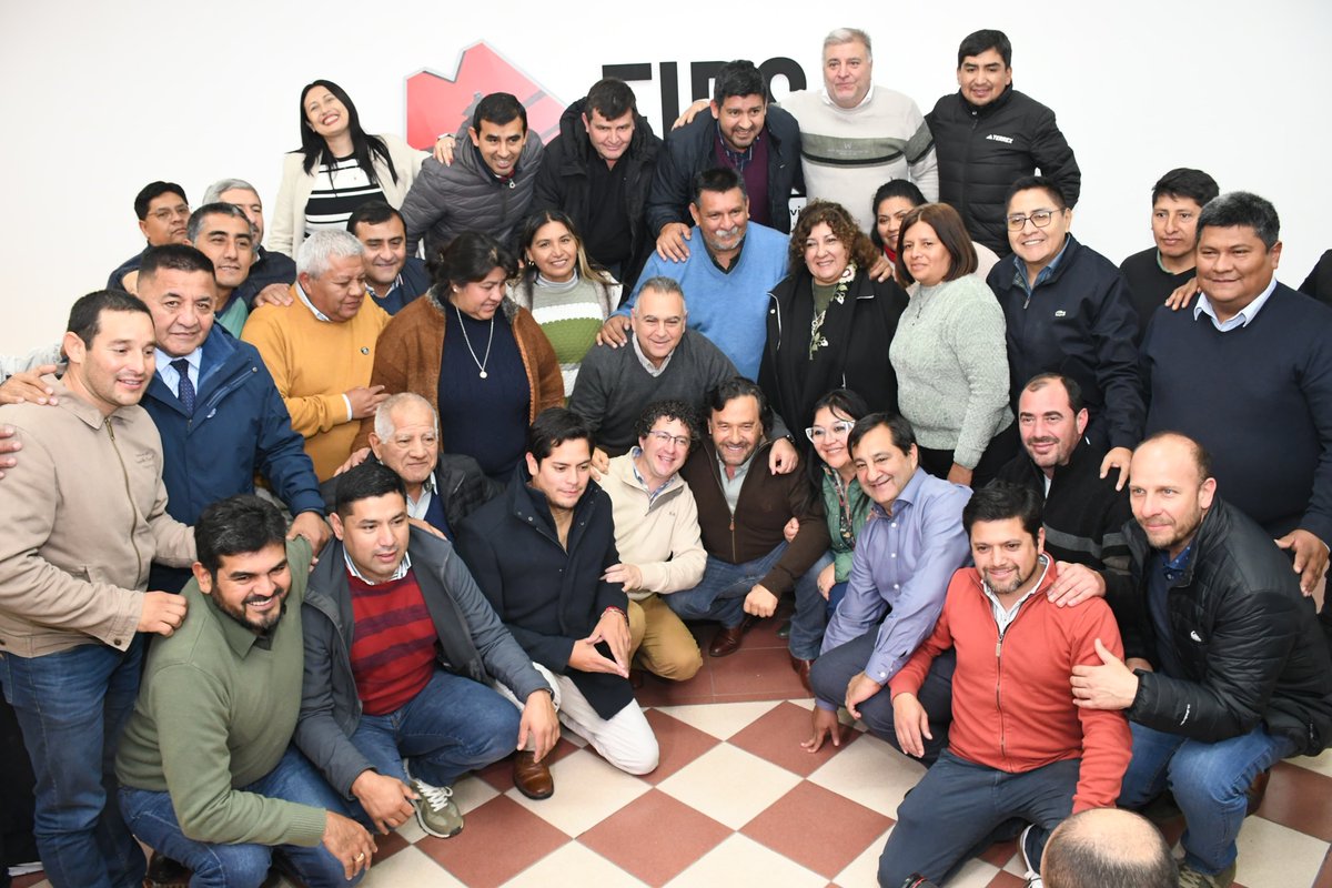 GustavoSaenzOK's tweet photo. Junto a los intendentes de todos los municipios de la provincia compartimos una misma convicción: poner a los salteños por encima de cualquier diferencia y llevar respuestas concretas a cada rincón de Salta.

Ese es el federalismo que defendemos todos los días, con gestión y trabajo.

Voy a seguir defendiendo los intereses de nuestra provincia y reclamando un país verdaderamente federal, donde todos tengan las mismas oportunidades, independientemente del lugar donde hayan nacido.

Felicitaciones a Marcelo Moisés y a Efraín Orosco por haber sido ratificados al frente del Foro de Intendentes de Salta.