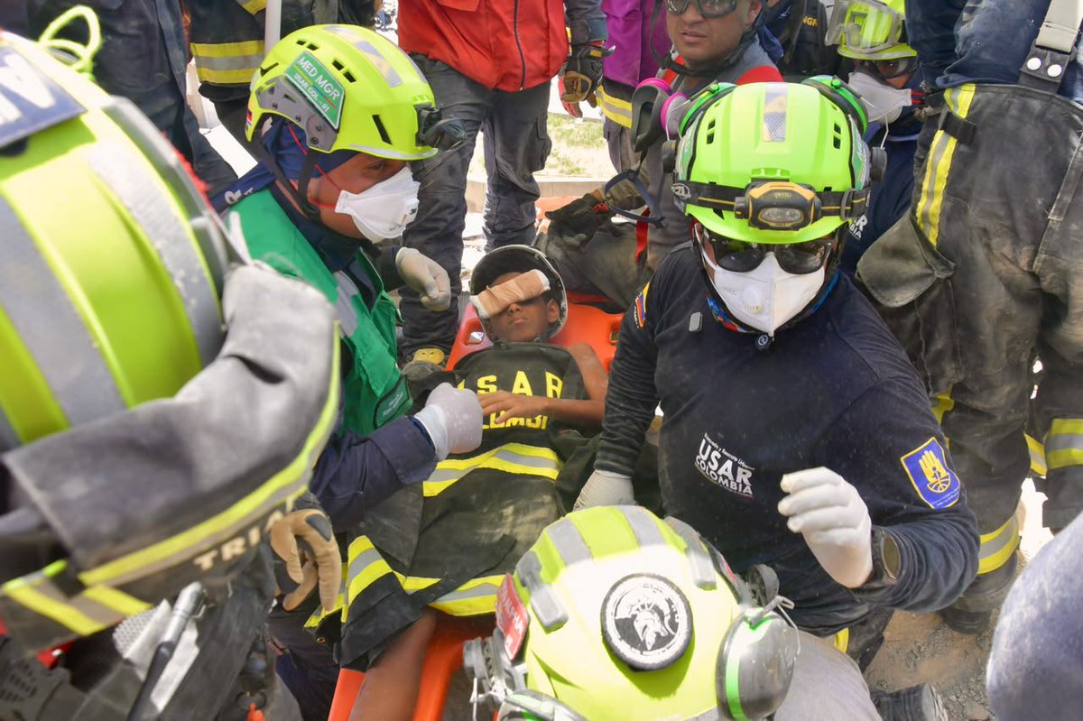 BomberosCali119's tweet photo. Llevar la bandera de Cali también es llevar esperanza. 🚒❤️ Nuestros Bomberos de Cali, como parte del USAR COL-1, continúan en Venezuela acompañando a quienes más lo necesitan tras el terremoto. Con compromiso, humanidad y vocación de servicio, seguimos unidos a Venezuela. https://t.co/biSFT3lb7A