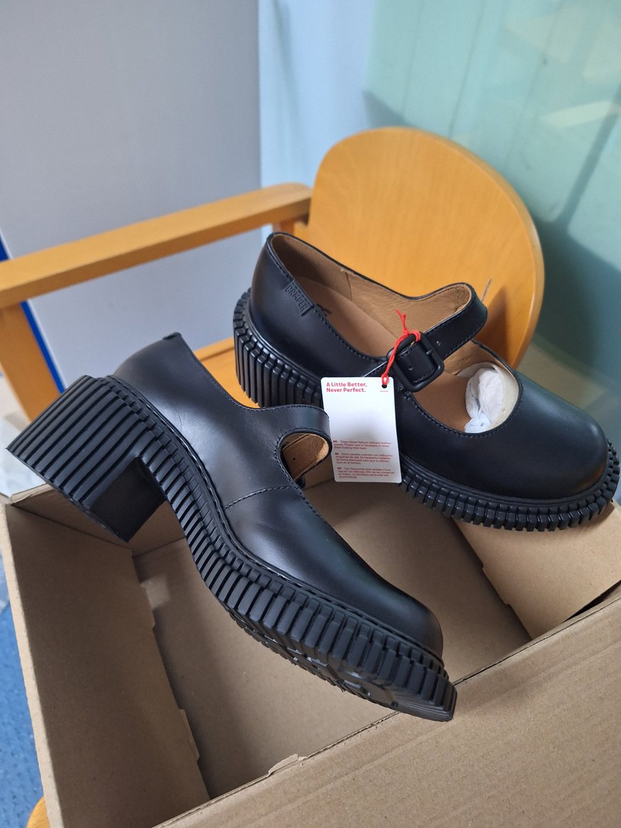 Lo_Jota's tweet photo. @Privalia_es chicos con vuestros espléndidos 5€ de "gratificación" por enviarme el modelo de alpargatas de @ecoalf que no eran,hice, tonto de mí, un nuevo pedido, esta vez a @camper (unas sandalias de tiras azules) y Tachán!!Sorpresa! modelo equivocado de nuevo! https://t.co/0QV6GFcXTM