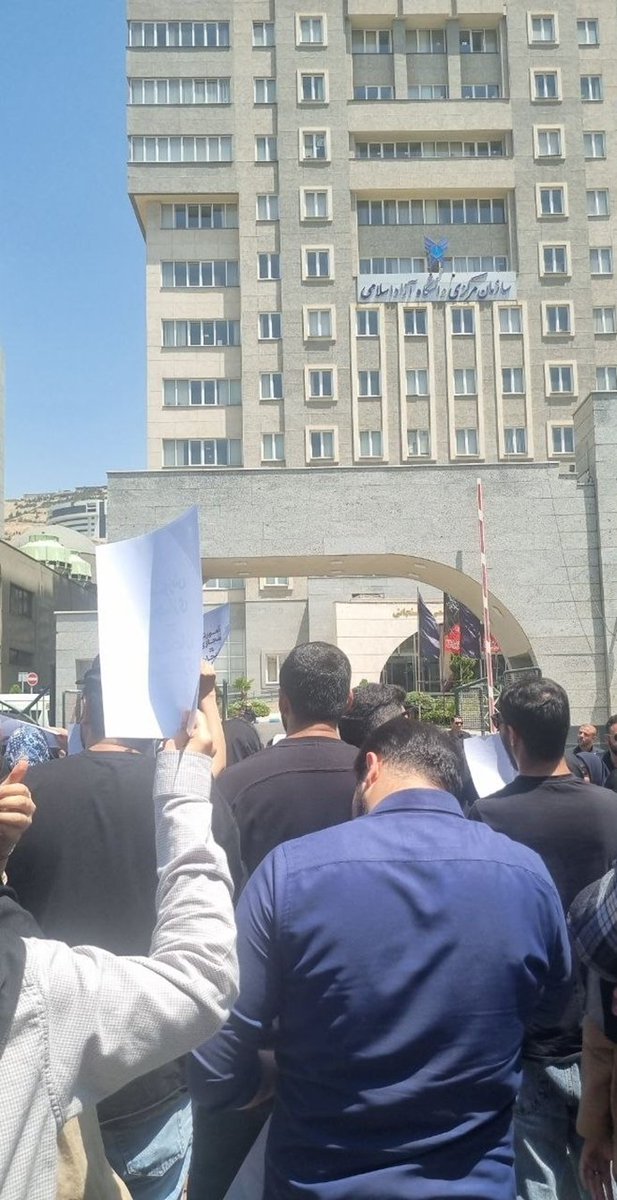 Mah1398T's tweet photo. این همان نسلی است 
که به خیابان امده 
سرخم نمیکند 
هرچند که میزنی 
هر چند که میکشی 
با جوانه های نورسیده چه میکنی ؟
«دانشجو داد بزن، حقتو فریاد بزن»؛ تجمع دانشجویان دانشگاه آزاد #تهران، کرج و #اهواز https://t.co/gCBts8XuO7