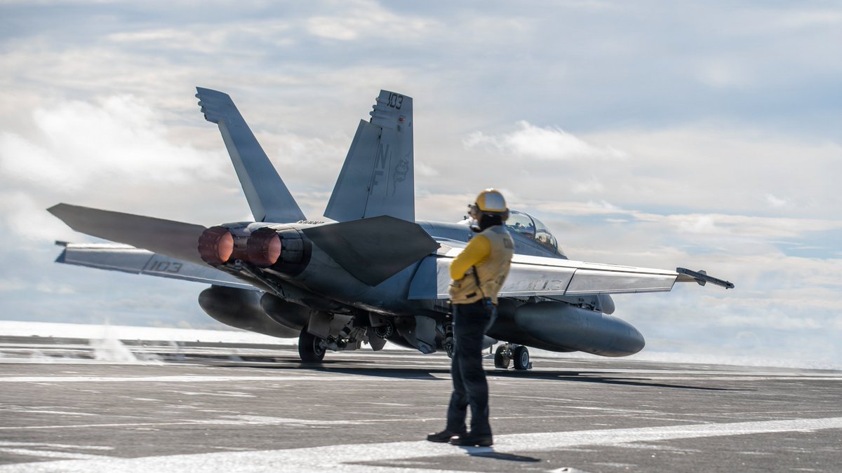 USPacificFleet's tweet photo. Precise. Lethal. Overwhelming.
Sailors aboard USS George Washington (CVN 73) conduct flight operations in the Philippine Sea, June 27, 2026, supporting a live-fire SINKEX for exercise Valiant Shield 2026.
#USNavy #PacificFleet #Readiness #ValiantShield26 https://t.co/m8xt28F6Fk