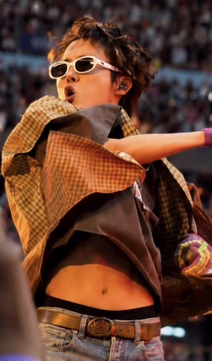 izaphilia's tweet photo. A barriguinha do j-hope só aparece para pessoas boas https://t.co/SOBobZ6xcf