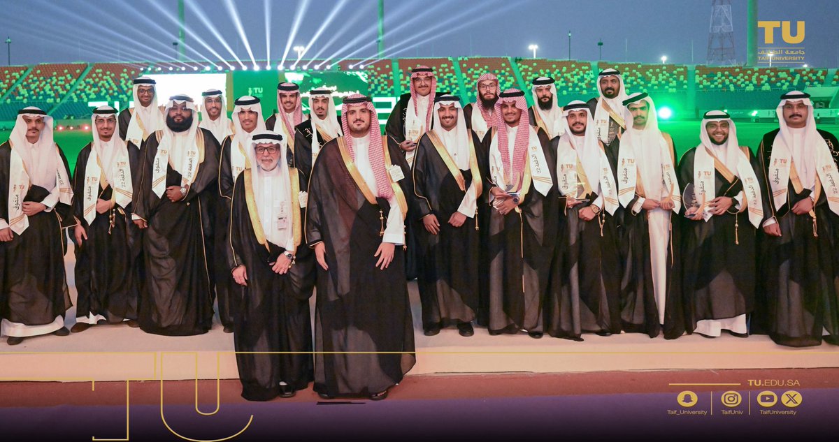 TaifUniversity's tweet photo. برعاية كريمة من صاحب السمو الملكي الأمير خالد الفيصل مستشار خادم الحرمين الشريفين أمير منطقة مكة المكرمة ، وبتشريف صاحب السمو الملكي الأمير فواز بن سلطان بن عبدالعزيز محافظ الطائف؛ احتفت #جامعة_الطائف بخريجي الدفعة الثانية والعشرين في حفل بهيج يفيض فخراً واعتزازاً ، بحضور أولياء أمورهم الذين شاركوهم لحظات لا تُنسى من الفرح والإنجاز ، في مناسبة وطنية تجسد معاني العطاء والتميز.
ويبلغ إجمالي خريجي الدفعة الثانية والعشرين من مختلف الدرجات العلمية 12,584 خريجاً وخريجة ، منهم 3,930 طالباً و8,654 طالبة ، في تأكيد راسخ على استمرار الجامعة في صناعة التميز الأكاديمي ، ورفد الوطن بكفاءات وطنية واعدة ، تسهم بفاعلية في تحقيق مستهدفات رؤية المملكة 2030، وتواصل مسيرة البناء والتنمية بعزيمة وطموحٍ لا يعرفان الحدود.