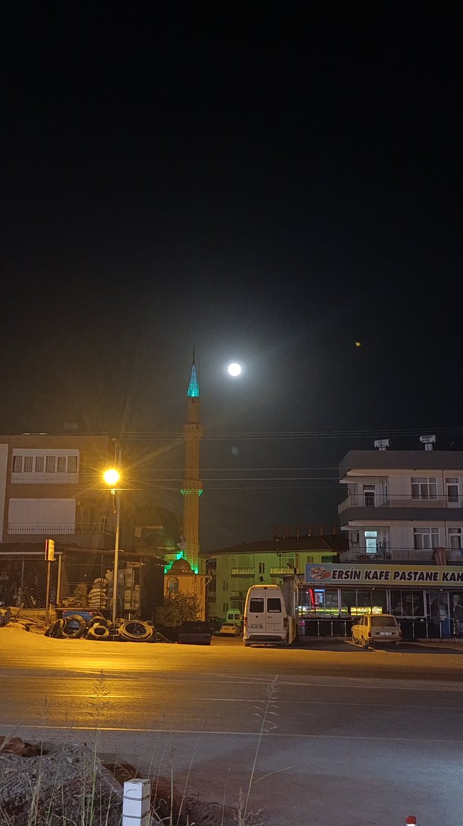 halitgulice42's tweet photo. Resûlullah (s.a.v.) yeni ayı (hilali) gördüğünde şöyle dua ederdi:
"Allah’ım! O ayı bize bereket, iman, selâmet ve İslâm ayı kıl. (Ey hilal!) Benim de senin de Rabbin Allah’tır. (Bu yeni dönem) hayır ve rüşd ayı olsun." (Tirmizî, Deavât 51) https://t.co/LpzirugEoj
