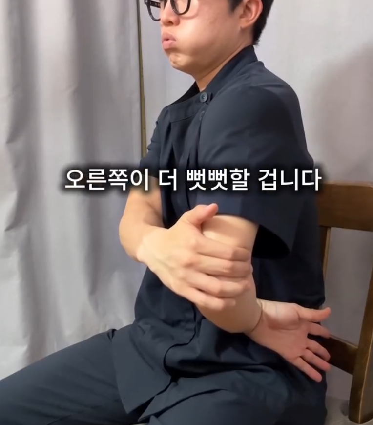 laterinfo_'s tweet photo. 오타니가 매일 한다는 스트레칭 

후방관절낭을 늘려주고 어깨 내회전 기능을 회복시키는 스트레칭임. 
할 땐 무지하게 아프지만 어깨충돌증후군 예방에 꼭 필요하니, 천천히 할 수 있는 만큼만 따라 하면 됨.

방법 :
손등을 허리 위에 올리고 팔꿈치를 안으로 당기기
좌우 느낌이 다를 수 있음, 자주 쓰는 쪽이 오히려 더 뻣뻣함 (오른손잡이는 오른쪽)
잘 안 되는 쪽을 한 번 더 해서 균형 맞추기

-자세가 잘 나온다면
양팔 모두 무릎 안에 넣기  
세게 할 필요 없이, 넣은 다음 심호흡을 깊게 하기

-좀 더 쉬운 버전 
무릎에 손을 크로스로 올린 뒤 다리를 벌리기
날개뼈의 움직임을 느끼면서 하기

※ 통증이 심하거나 어깨에 기존 부상이 있다면 무리하지 말고, 전문가(정형외과·물리치료사)와 상담 후 진행하는 게 안전함.