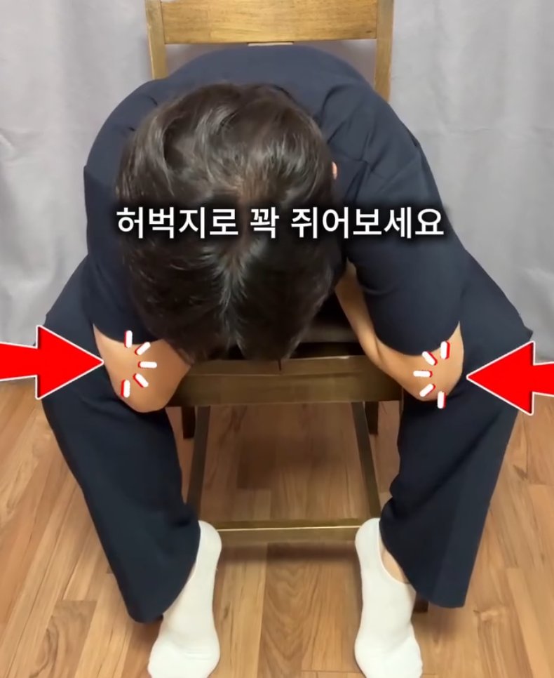 laterinfo_'s tweet photo. 오타니가 매일 한다는 스트레칭 

후방관절낭을 늘려주고 어깨 내회전 기능을 회복시키는 스트레칭임. 
할 땐 무지하게 아프지만 어깨충돌증후군 예방에 꼭 필요하니, 천천히 할 수 있는 만큼만 따라 하면 됨.

방법 :
손등을 허리 위에 올리고 팔꿈치를 안으로 당기기
좌우 느낌이 다를 수 있음, 자주 쓰는 쪽이 오히려 더 뻣뻣함 (오른손잡이는 오른쪽)
잘 안 되는 쪽을 한 번 더 해서 균형 맞추기

-자세가 잘 나온다면
양팔 모두 무릎 안에 넣기  
세게 할 필요 없이, 넣은 다음 심호흡을 깊게 하기

-좀 더 쉬운 버전 
무릎에 손을 크로스로 올린 뒤 다리를 벌리기
날개뼈의 움직임을 느끼면서 하기

※ 통증이 심하거나 어깨에 기존 부상이 있다면 무리하지 말고, 전문가(정형외과·물리치료사)와 상담 후 진행하는 게 안전함.