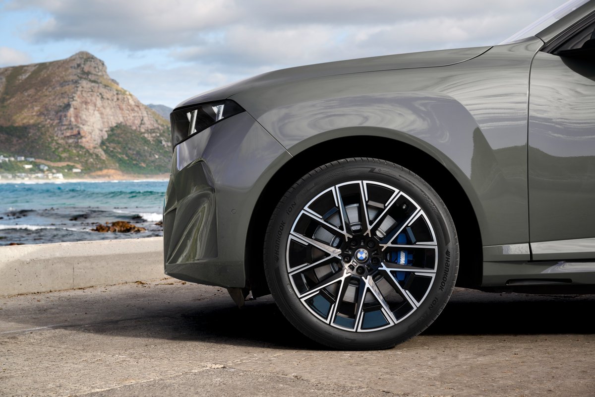 PapiMabele's tweet photo. The new BMW X5 is set to arrive in South Africa early 2027.  We are getting the BMW X5 xDrive40d, BMW X5 50e xDrive PHEV, and the fully-electric BMW iX5 60 xDrive

What's New: 

• New Double-X headlights
• Up to 845km for the fully-electric version 
• All-new dashboard with passenger screen