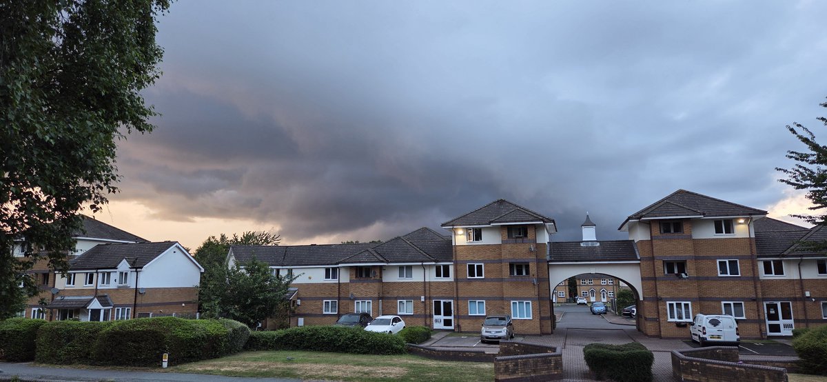 57305films's tweet photo. @metoffice this is needs some warning over Oldbury/ West Bromwich area https://t.co/Z1Lphpcctm