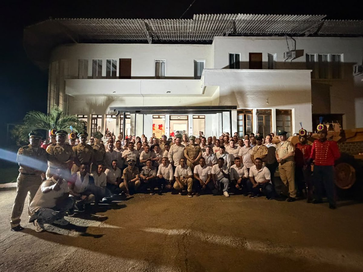 Ejercito_Div2's tweet photo. #SoldadosPorSiempre || Más de dos décadas entregando su vida por Colombia… hoy el uniforme se despide de ellos, pero el honor permanecerá para siempre. 

La #QuintaBrigada rindió un sentido homenaje a 120 soldados profesionales que, tras más de 20 años de servicio, culminan su carrera militar e inician una nueva etapa junto a quienes siempre fueron su mayor fortaleza: sus familias.

Fueron años de sacrificios, largas ausencias, incontables desafíos y un compromiso inquebrantable con la seguridad de los colombianos. 

Detrás de cada misión hubo un hogar que esperó con fe, una familia que acompañó en silencio y un corazón dispuesto a servir a la patria por encima de todo.