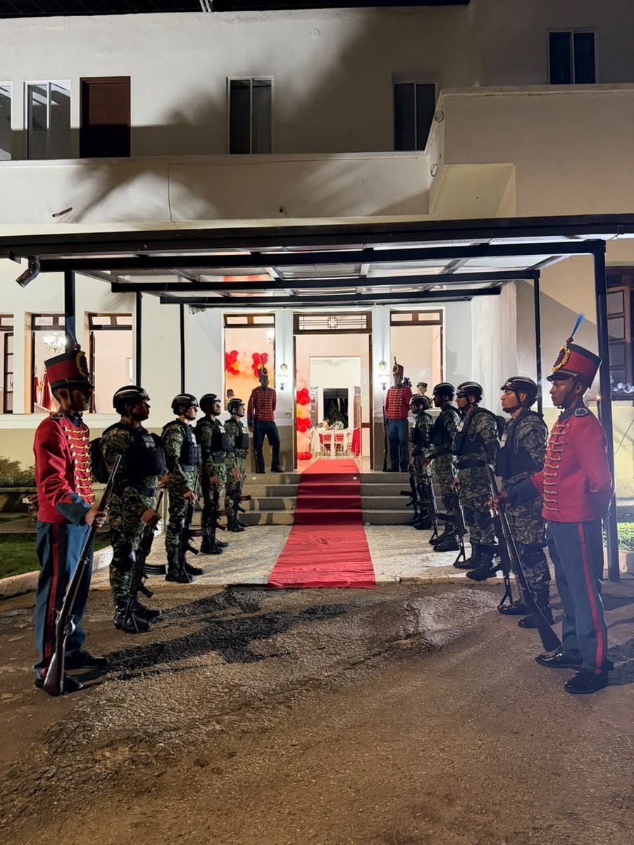 Ejercito_Div2's tweet photo. #SoldadosPorSiempre || Más de dos décadas entregando su vida por Colombia… hoy el uniforme se despide de ellos, pero el honor permanecerá para siempre. 

La #QuintaBrigada rindió un sentido homenaje a 120 soldados profesionales que, tras más de 20 años de servicio, culminan su carrera militar e inician una nueva etapa junto a quienes siempre fueron su mayor fortaleza: sus familias.

Fueron años de sacrificios, largas ausencias, incontables desafíos y un compromiso inquebrantable con la seguridad de los colombianos. 

Detrás de cada misión hubo un hogar que esperó con fe, una familia que acompañó en silencio y un corazón dispuesto a servir a la patria por encima de todo.