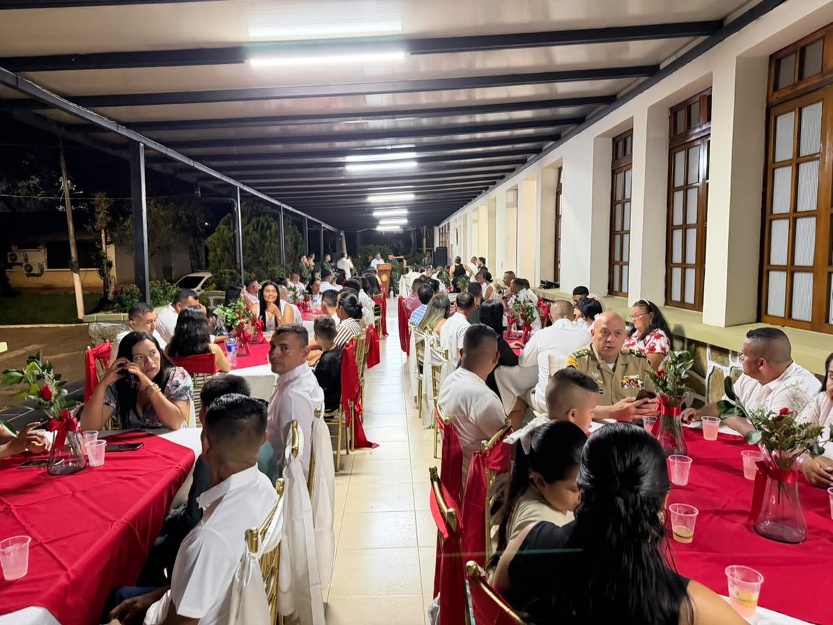 Ejercito_Div2's tweet photo. #SoldadosPorSiempre || Más de dos décadas entregando su vida por Colombia… hoy el uniforme se despide de ellos, pero el honor permanecerá para siempre. 

La #QuintaBrigada rindió un sentido homenaje a 120 soldados profesionales que, tras más de 20 años de servicio, culminan su carrera militar e inician una nueva etapa junto a quienes siempre fueron su mayor fortaleza: sus familias.

Fueron años de sacrificios, largas ausencias, incontables desafíos y un compromiso inquebrantable con la seguridad de los colombianos. 

Detrás de cada misión hubo un hogar que esperó con fe, una familia que acompañó en silencio y un corazón dispuesto a servir a la patria por encima de todo.