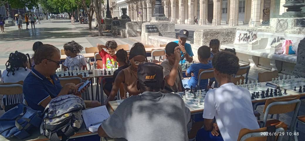 YanetHzP25's tweet photo. Comenzaron los festivales de ajedrez y balonmano en la Habana Vieja , en el área Camilo Cienfuegos y en el paseo del prado como parte del calendario. https://t.co/flpW9VeqQx
