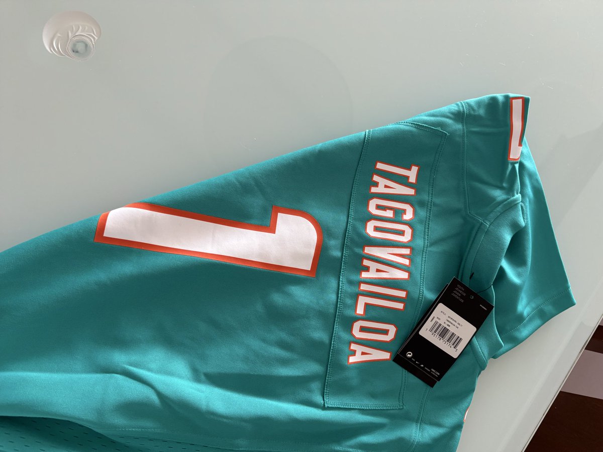 DolphinsBrazil's tweet photo. Sumido por aqui, por motivos de Copa do Mundo. Mas, não podia deixar de aparecer para falar que minha primeira camisa da Fanatics chegou ontem. Paguei 4,99 dólares e R$ 4,50 de imposto. 
Custo benefício altíssimo. E tem mais um pacote pra chegar. https://t.co/uYXRWO9ZJg