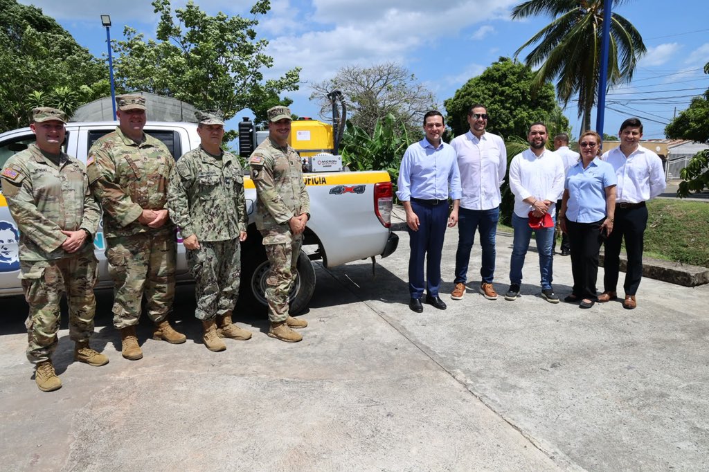 USAmbassadorPAN's tweet photo. Entregué un equipo de fumigación para montar en camión, valorado en $17,000, a la comunidad de Don Bosco gracias al Programa de Asistencia Humanitaria de @SOUTHCOM. 

Este equipo beneficiará a más de 50,000 residentes en más de 35 comunidades mientras combaten el dengue al inicio de la temporada lluviosa. Bajo el liderazgo del presidente Trump, Estados Unidos apoya a sus socios para fortalecer su autosuficiencia. 🇺🇸