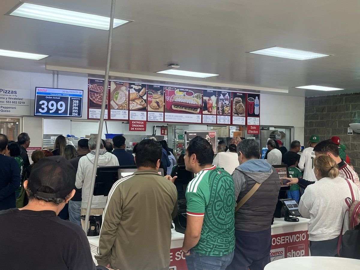 ozzydeth's tweet photo. Idea estúpida y garrafal, comprar pizza en Costco en día de partido de la selección nacional. 🥵 https://t.co/TcMe6vl1Yy