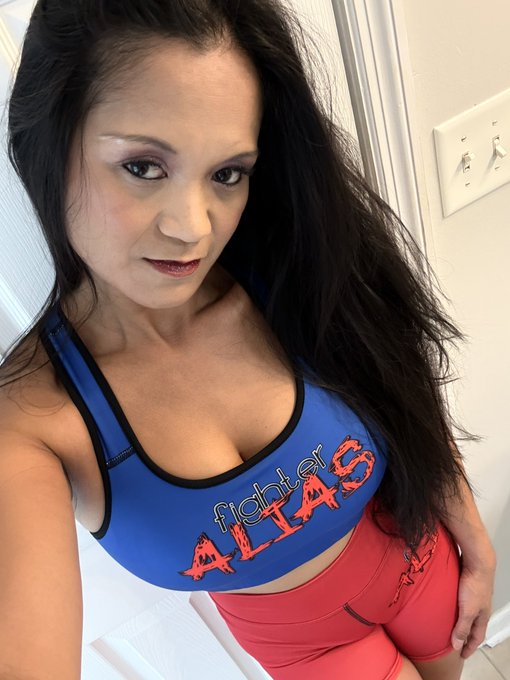 JazmineCruz- Pinay Powerhouse ExxxoticaNJ 10/22-28 - 2 pic. Biggest Smile 😊 & Thanks to @fighteralias for this awesome outfit ! Obsessed ! I Love ❤️ the bright colors ! So comfy ! https://t.co/tWt7NhWDeM