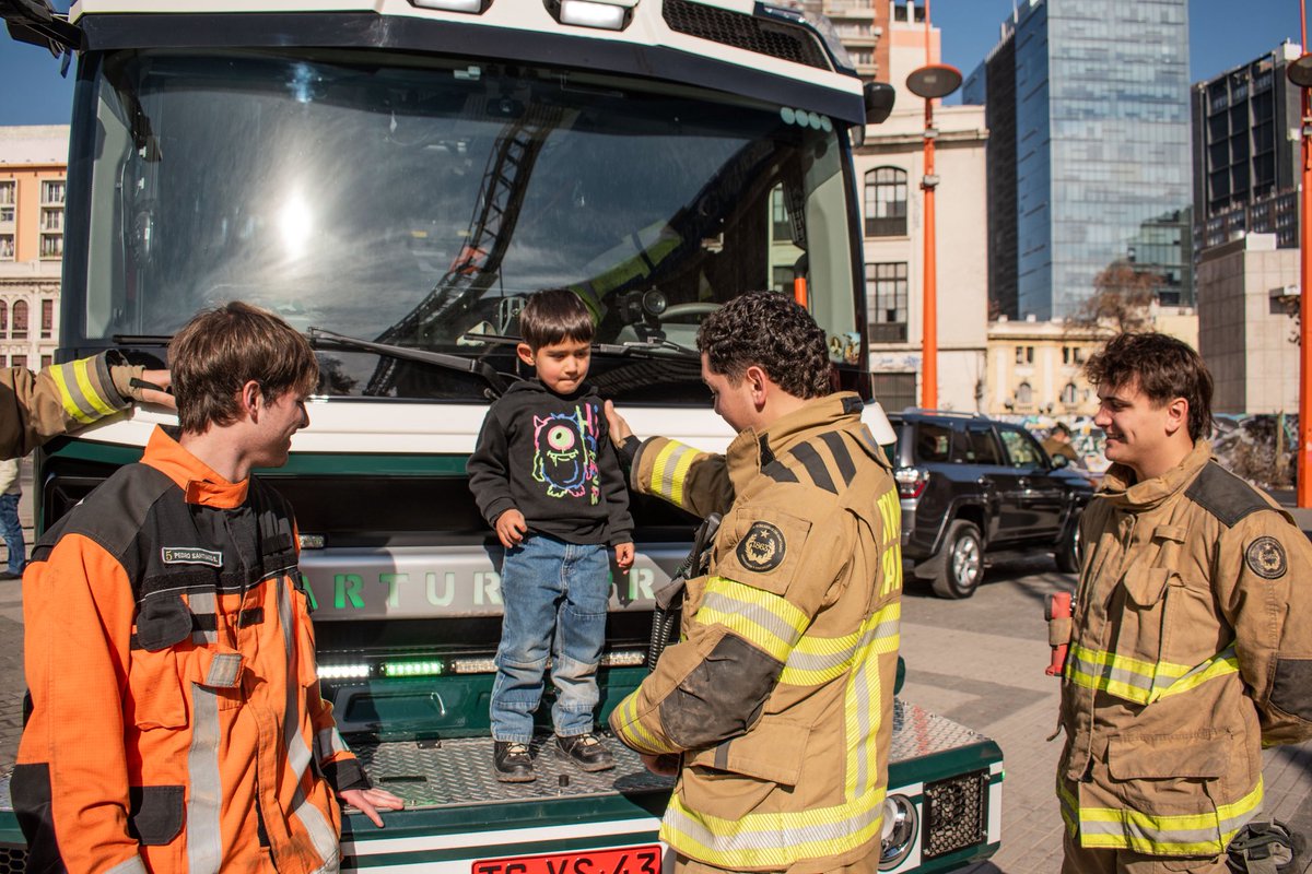 EstacionMapocho's tweet photo. Día Nacional del Bombero y lanzamiento de #FIBOM la Feria Internacional 🚒 

Asistieron autoridades e instituciones y contempló una simulación de incendio y rescate, además de la exhibición de modernos vehículos de emergencia, incluyendo un camión eléctrico, único en Sudamérica. https://t.co/8cAaLXZwyF