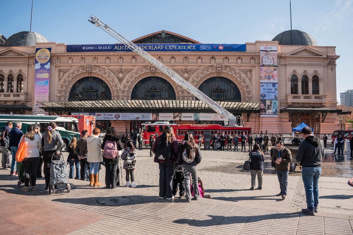 EstacionMapocho's tweet photo. Día Nacional del Bombero y lanzamiento de #FIBOM la Feria Internacional 🚒 

Asistieron autoridades e instituciones y contempló una simulación de incendio y rescate, además de la exhibición de modernos vehículos de emergencia, incluyendo un camión eléctrico, único en Sudamérica. https://t.co/8cAaLXZwyF