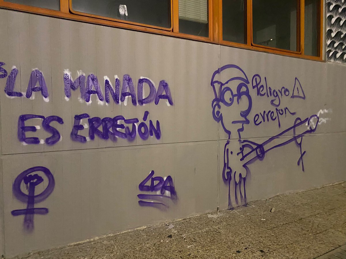 nerealeonrt's tweet photo. Las paredes de Somosaguas una vez predijeron cosas. Podría ser Errejón o Monedero. https://t.co/CfXrD2hsiy