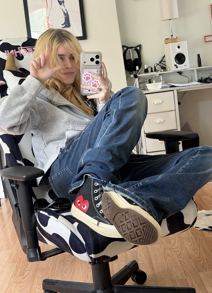 relapse4rebecca's tweet photo. I want a loser sending to my trashed converse right neeeow and don’t forget to thank them after for taking your money :3 https://t.co/HWFOcEpDji