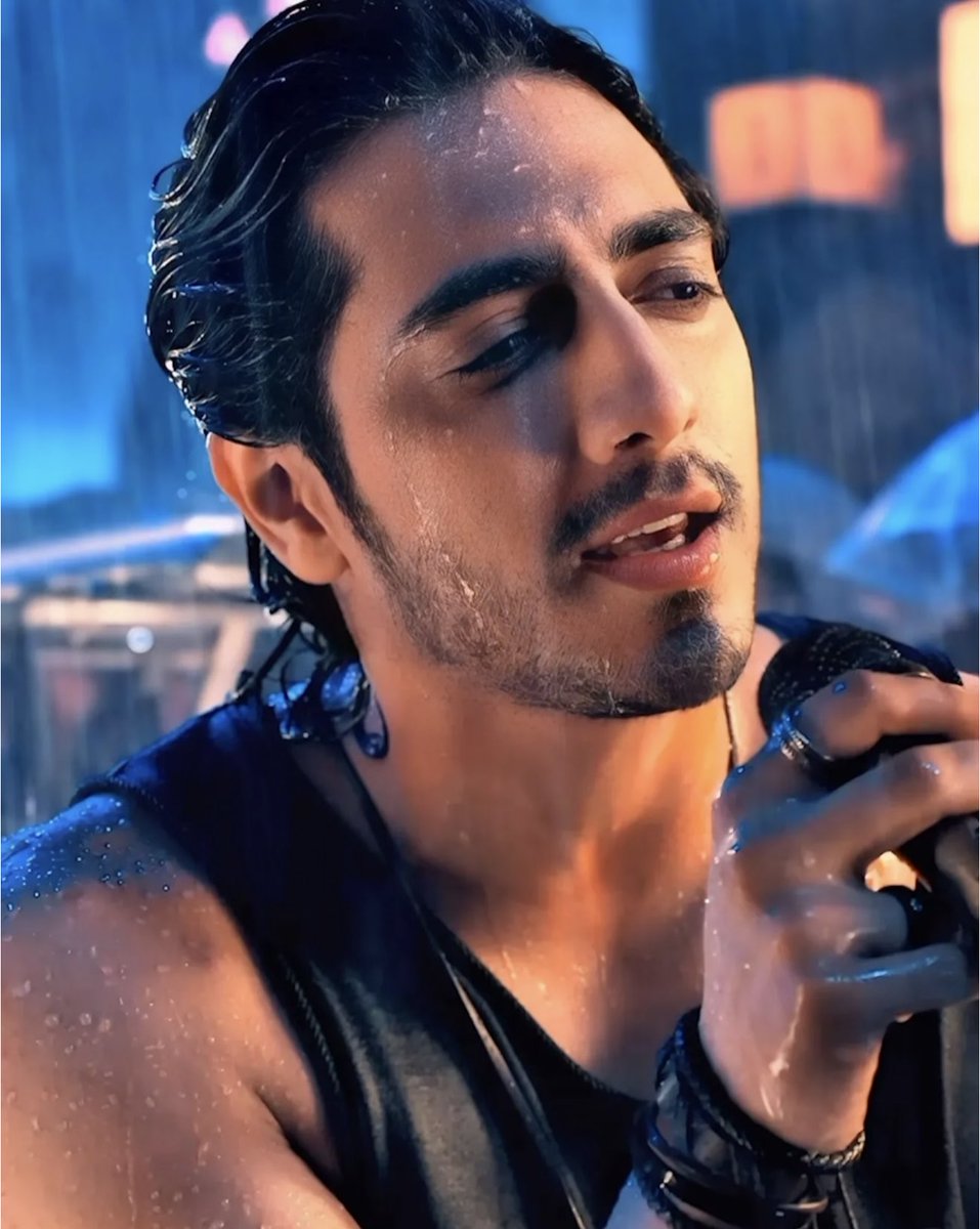 DoyouKnowlo's tweet photo. Then he goes on to say: 
Yeh main dawa nahi kar raha 
I’m not claiming anything grand 
Koi taj mahal hai mera 
There’s not Taj Mahal of mine
Naam ki chand dewarin hai 
To say I have just a few walls 
Jinko hi ghar main kehta raha
That I’ve always called home.
#ahaanpanday https://t.co/QdHmxuw3Gq