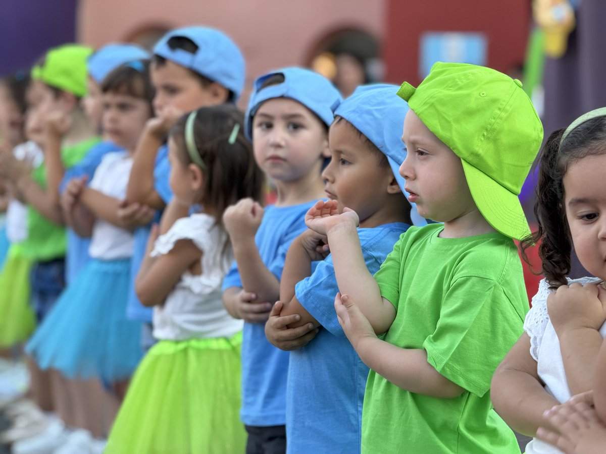 AytoArchena's tweet photo. La alcaldesa de Archena @Patriciaflopez y la   concejala @mjosealgaida han asistido a la fiesta de fin de curso de la Escuela Infantil Municipal 'Los Colorines', compartiendo con alumnos, familias y docentes este día tan especial https://t.co/GY3iMwYQ54