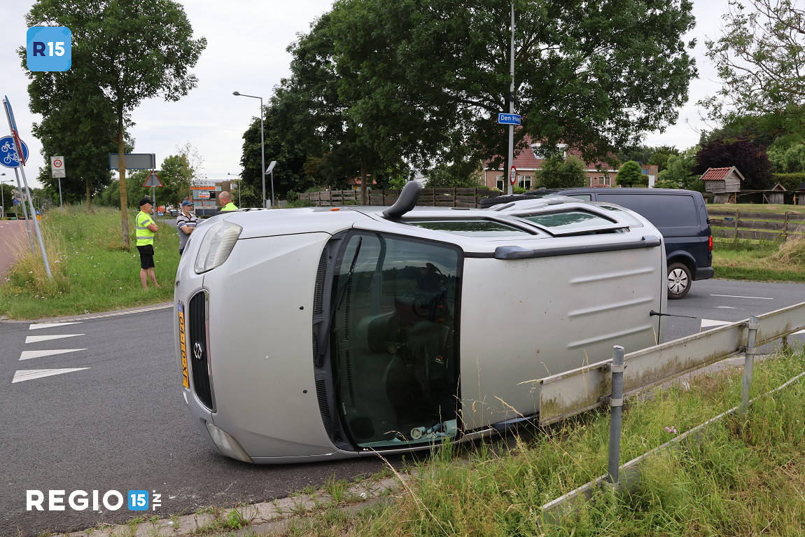 regio15's tweet photo. Nu online: aanhouding na aanrijding op de #Middenweg in #Leidschendam https://t.co/1t9OR43bWP https://t.co/niZZRKvUH3