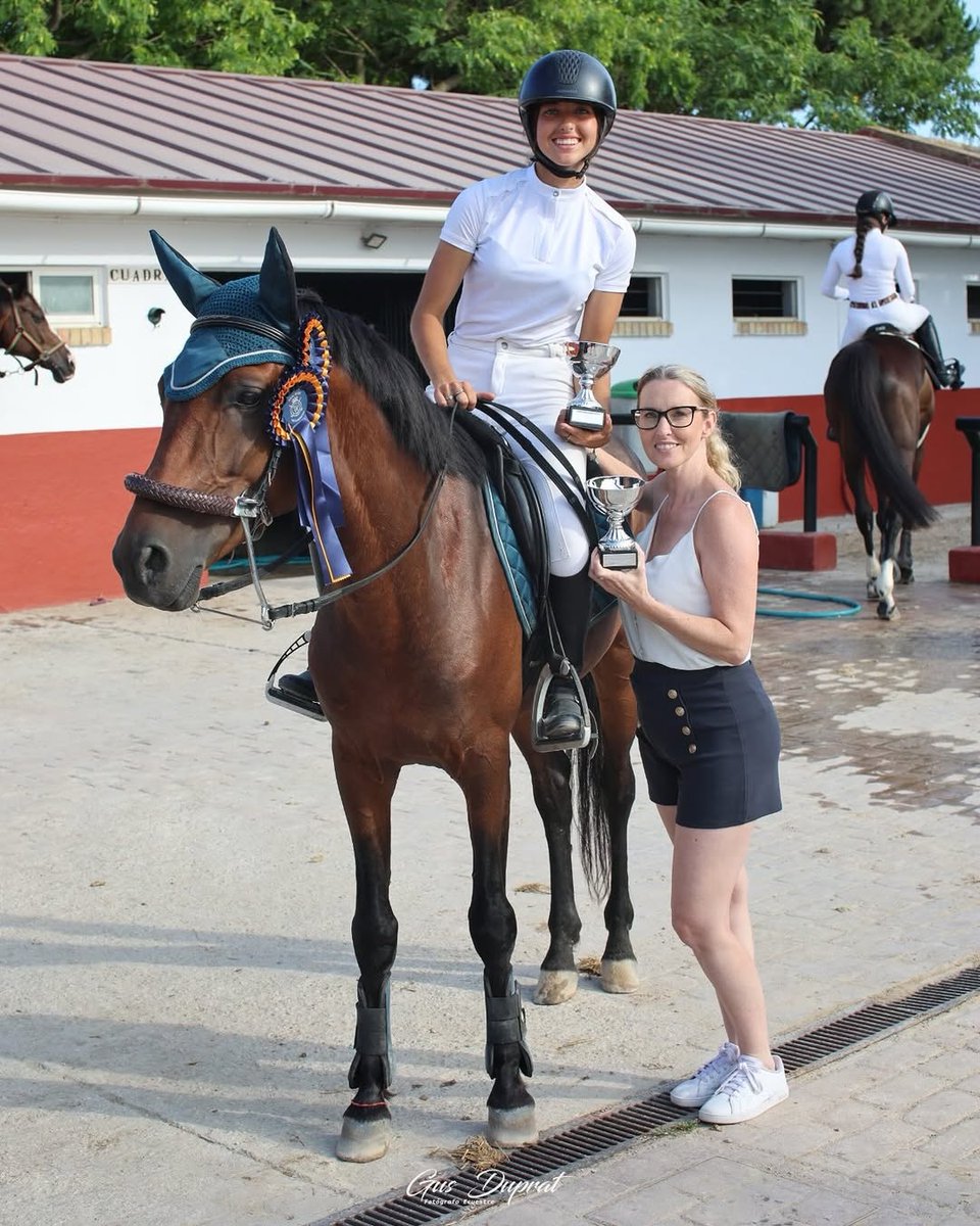 deportescg's tweet photo. 🏇 #hipica La #algecireña #carlotaureta, doble campeona en Hípica Vistahermosa ganando sobre 1m. y 1,10m @fahi @rfhe_ #AndaluzaHípica. Cita donde también ganan dos #sanroqueños en Gran (Helena Klausen) y Pequeño Gran Premio (Miguel Torres) #SanRoque

https://t.co/s8KugM3PMS https://t.co/pA0lu7raEG