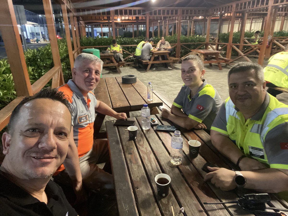UmitMit73014277's tweet photo. Ford Otosan Yeniköy Fabrikası’nda kıymetli çalışma arkadaşlarımızla güzel bir sohbet gerçekleştirdik.
  Birlik, muhabbet ve dayanışmanın olduğu her ortam ayrı bir değerli…
  Aynı yolda yürüdüğümüz tüm arkadaşlarıma emekleri ve samimiyetleri için teşekkür ederim. 🤝 https://t.co/Y042uEuzGO