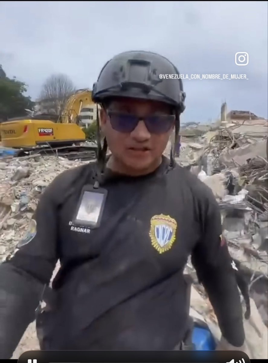 freddyzur's tweet photo. ¿Dónde está la ética institucional? Este es el Inspector (A-IV) Leonardo Javier Ruiz Blanco, C.I. V-22,448,203, captado con una importante cantidad de divisas en un sitio de escombros. La impunidad no puede seguir siendo la norma ante casos tan evidentes. https://t.co/ePtZMdoTI6