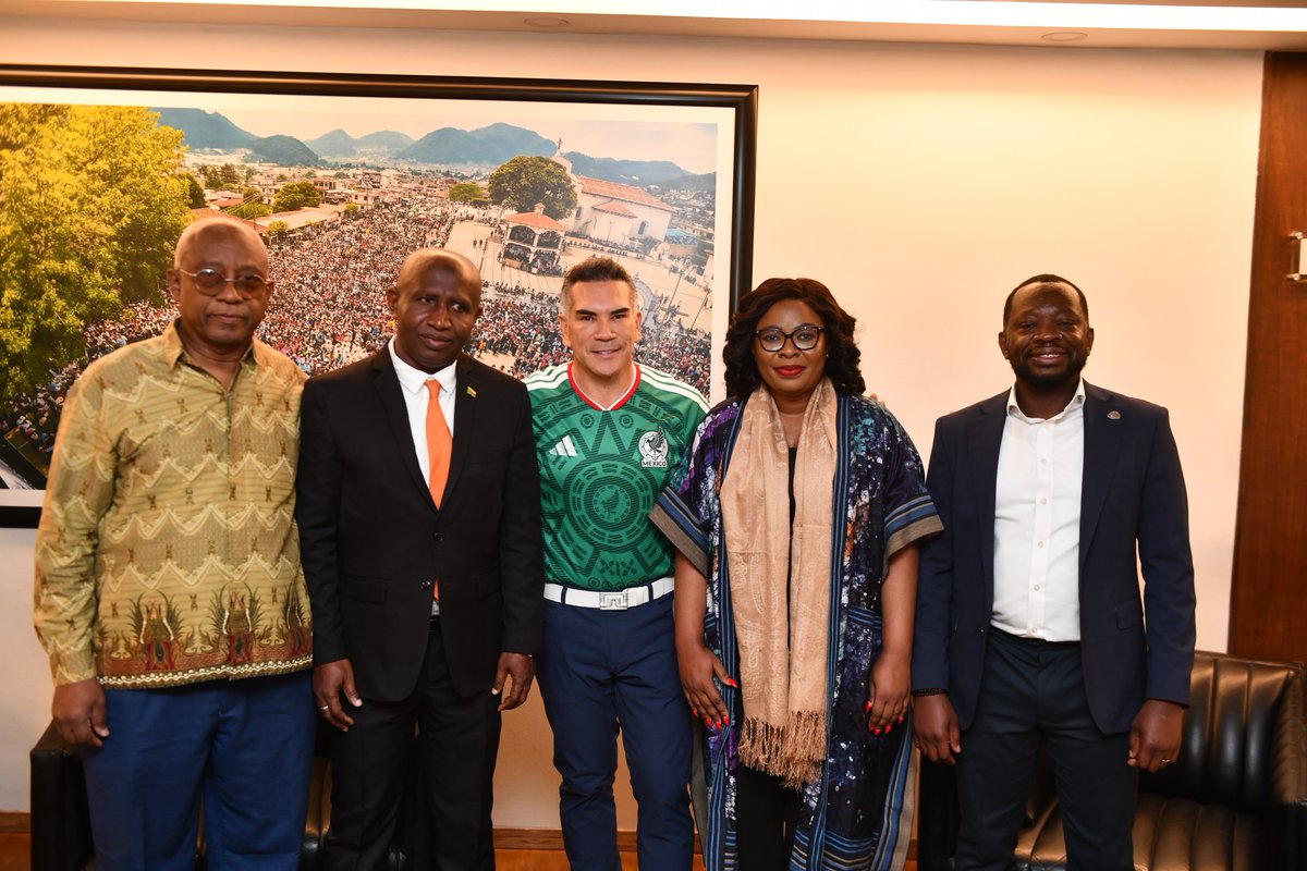 alitomorenoc's tweet photo. Me reuní con la delegación de África que participa en la XLIII Reunión Plenaria de la COPPPAL para dialogar sobre los desafíos que compartimos y las oportunidades para fortalecer la cooperación entre nuestros continentes.

Fue un encuentro muy enriquecedor para intercambiar experiencias y reafirmar la importancia de construir alianzas por la democracia, con más de 50 partidos africanos. América y África tienen mucho que ganar cuando fortalecen el diálogo, amplían la cooperación y trabajan con una visión compartida frente a los retos de nuestro tiempo.