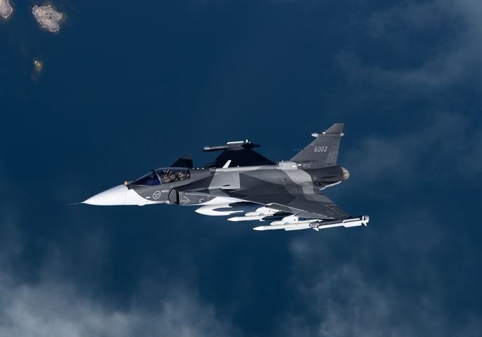 nHenrikJ's tweet photo. Igår: Ett nytt polskt ubåtsvapen.
Idag: Ett nytt ukrainskt flygvapen. 

Vi är inte så jäkla dåliga ändå. https://t.co/yGsNakOCNV