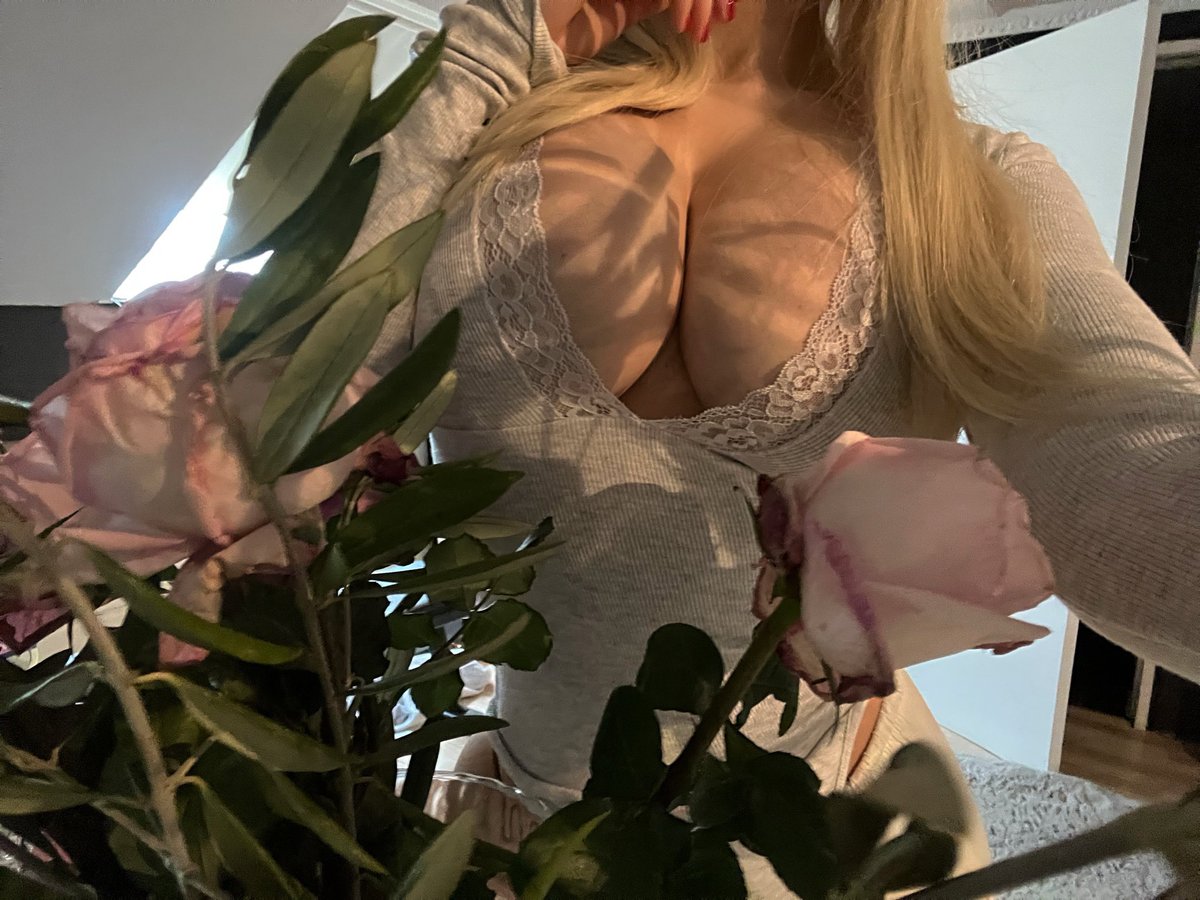 Sexy_AprilC's tweet photo. Can you buy me new flowers ? https://t.co/CBWx4xKAev